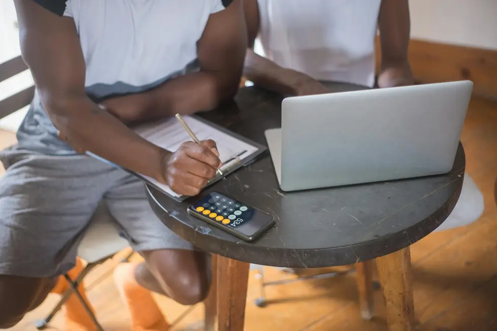 Família brasileira analisando nota fiscal e planejando economia doméstica