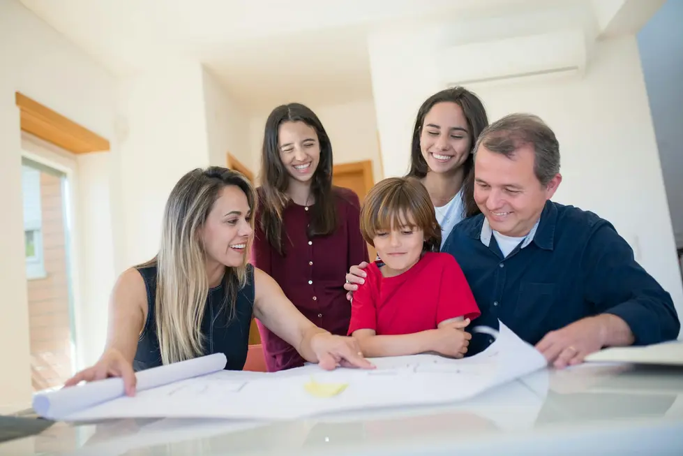 Família reunida planejando compras com uso de market data