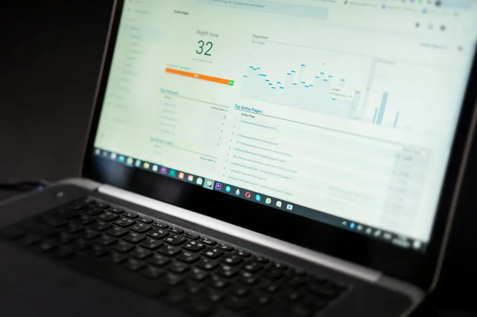Família brasileira consultando dados de mercado em notebook na sala
