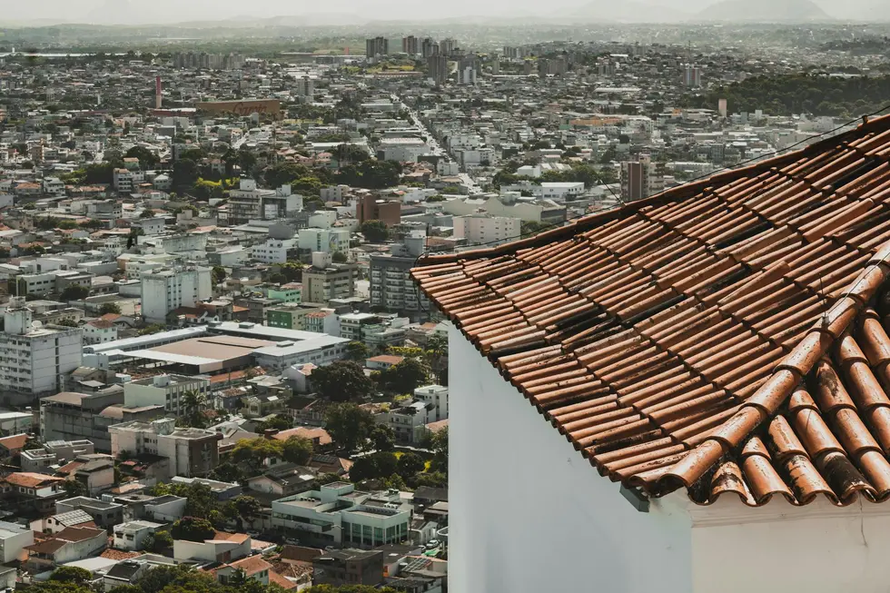 Vista aérea de bairro residencial com redes elétricas e painéis solares