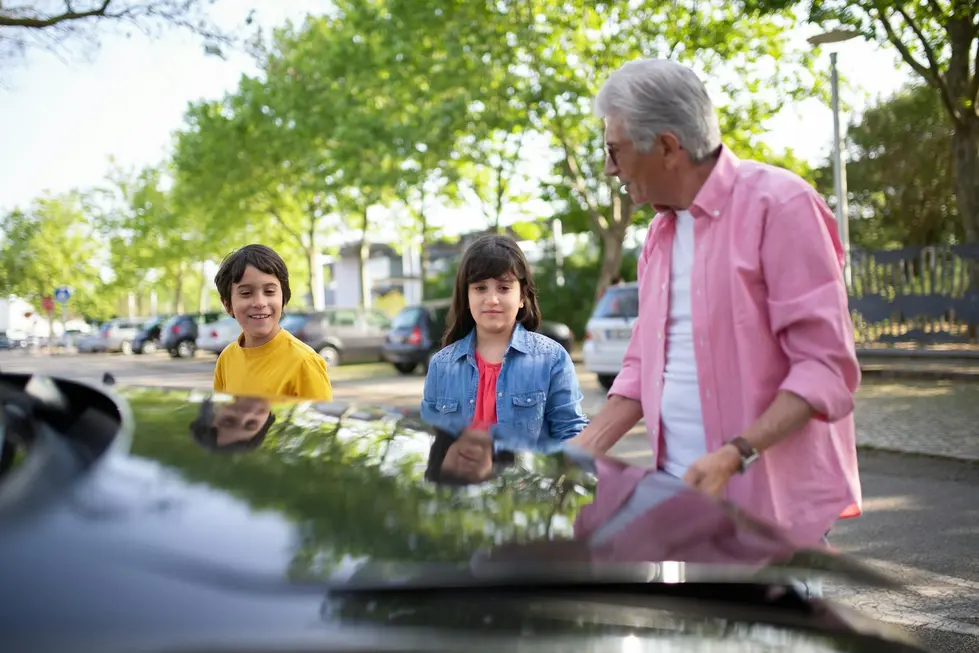 Família brasileira com carro Localiza em cenário urbano moderno