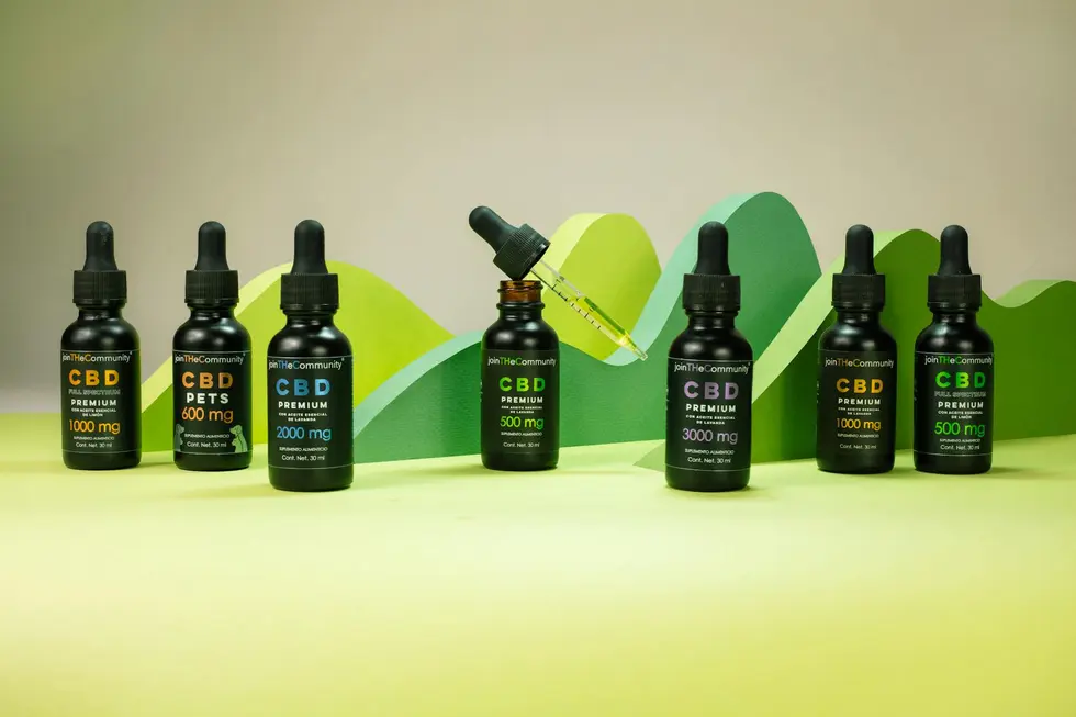 Óleo de cannabis medicinal e moedas de real sobre mesa de família