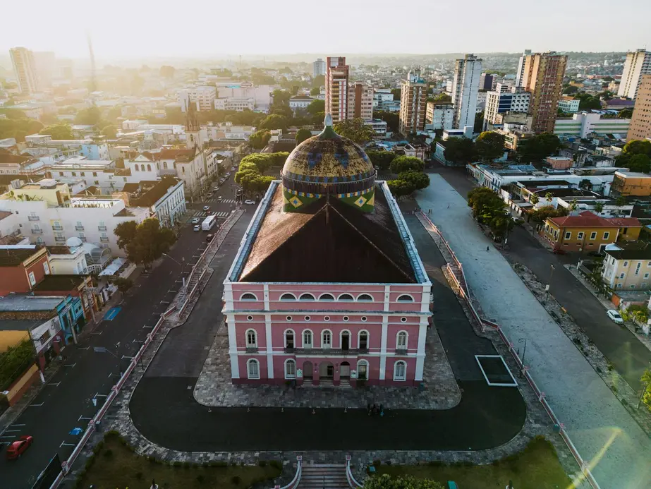 Casa brasileira com gráficos financeiros ilustrativos