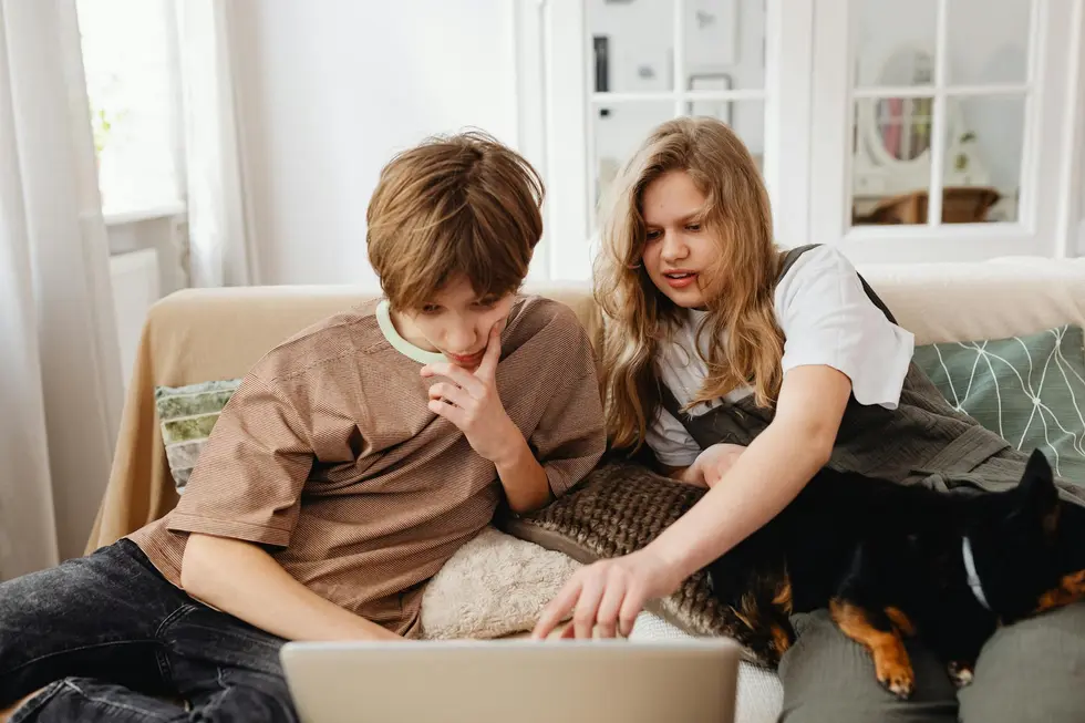 Família observando tela com gráficos de gastos domésticos e de pets