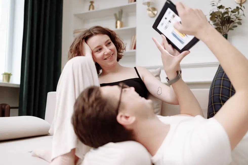 Família reunida usando tablet para monitoramento de ofertas e economia doméstica