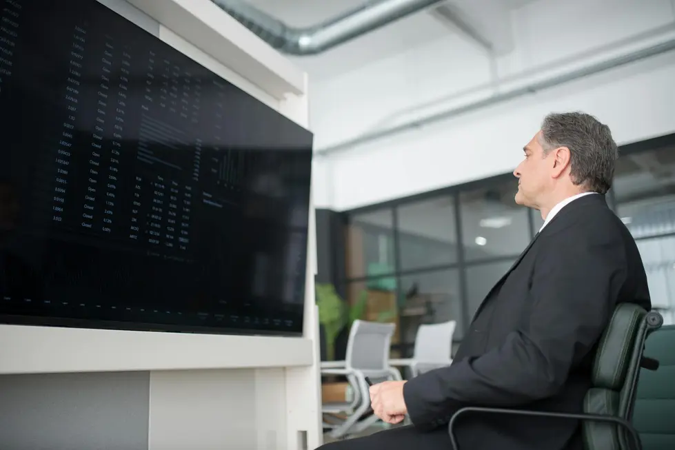 Painel digital exibe market data integrado ao orçamento doméstico
