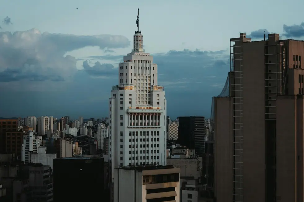 Vista de São Paulo com gráficos digitais representando aportes em startups
