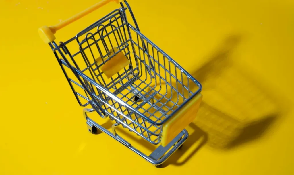 Carrinho de supermercado com compras, calculadora e lista de compras