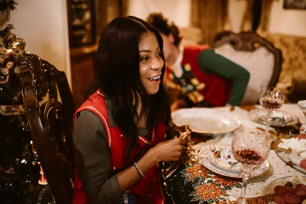 Família celebrando festa em casa, mesa farta e ambiente alegre