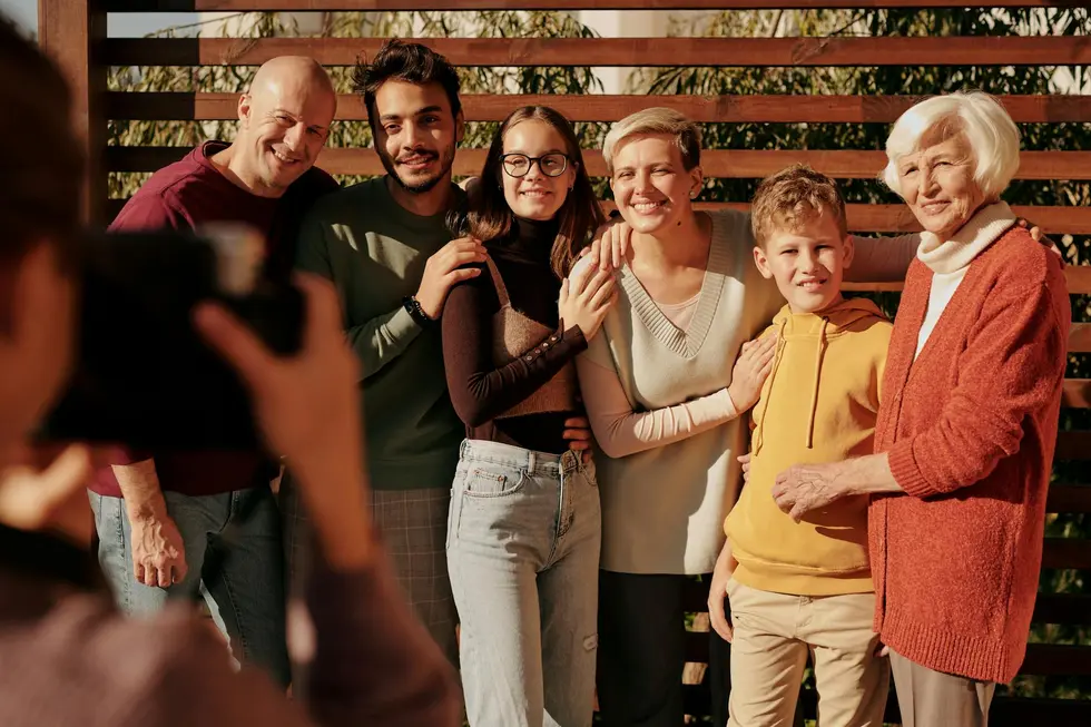 Família brasileira unida após decisões financeiras inteligentes
