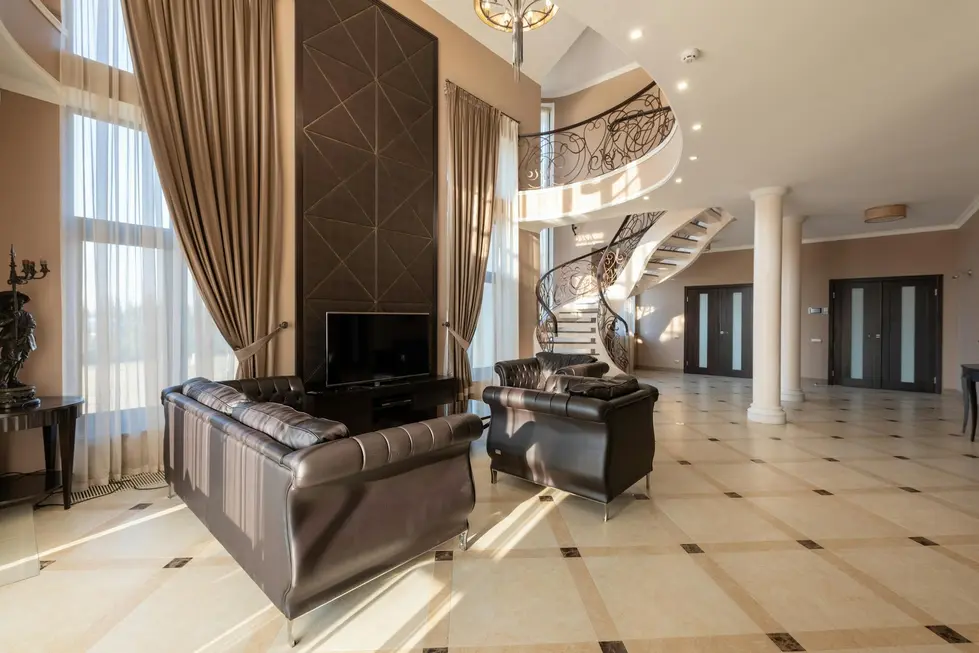 Sala de estar luxuosa e funcional de banqueiro brasileiro