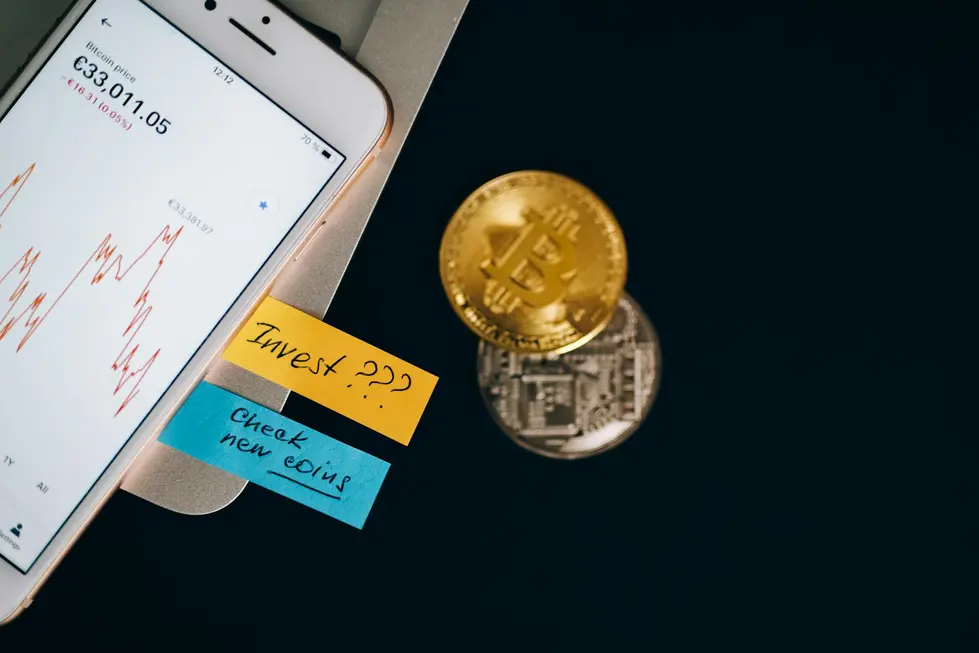 Pessoa checando preço do Bitcoin enquanto organiza o orçamento doméstico