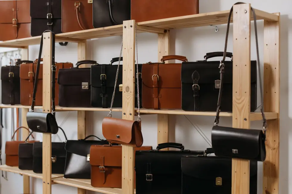 Prateleira de bolsas organizadas em ambiente iluminado e moderno
