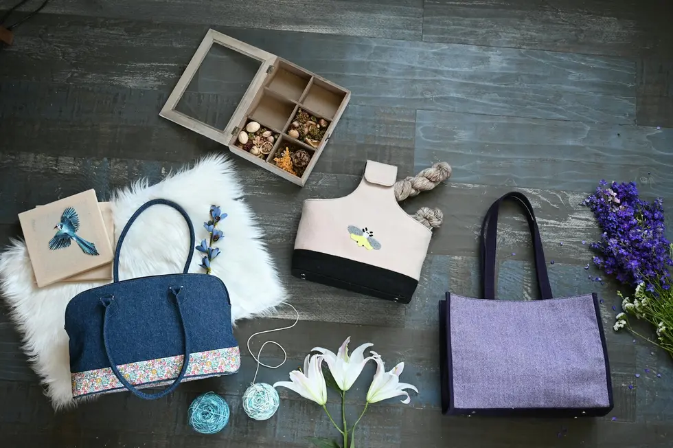 Vitrine com bolsas de estilos variados e materiais ecológicos