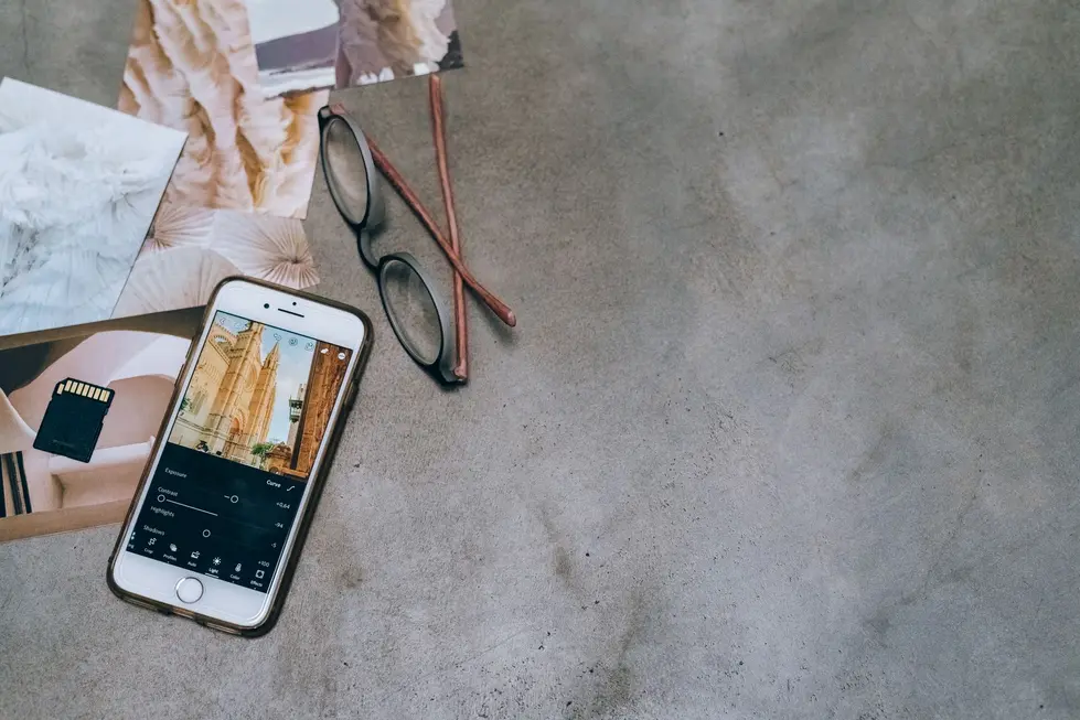 Itens de coleções colaborativas de moda brasileira ao lado de app de orçamento