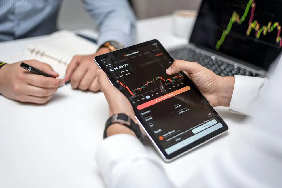 Casal brasileiro revisa dados de mercado em tablet