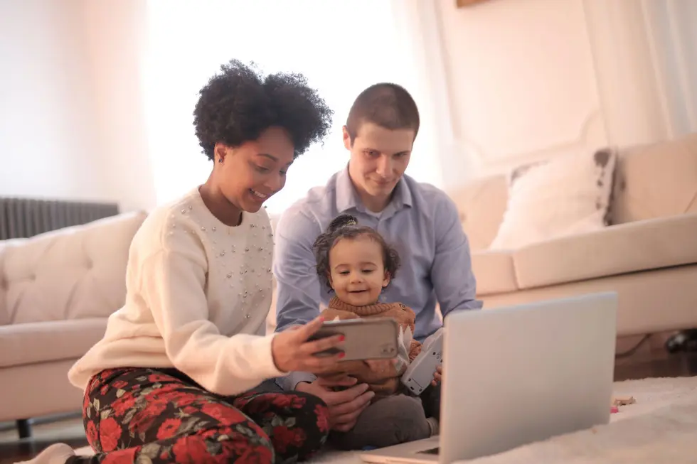 Família brasileira organiza as finanças utilizando devices conectados