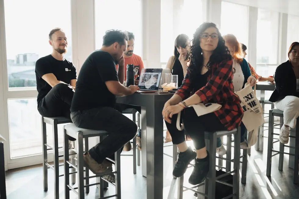 Grupo diverso de fundadores de startup tecnológica em coworking
