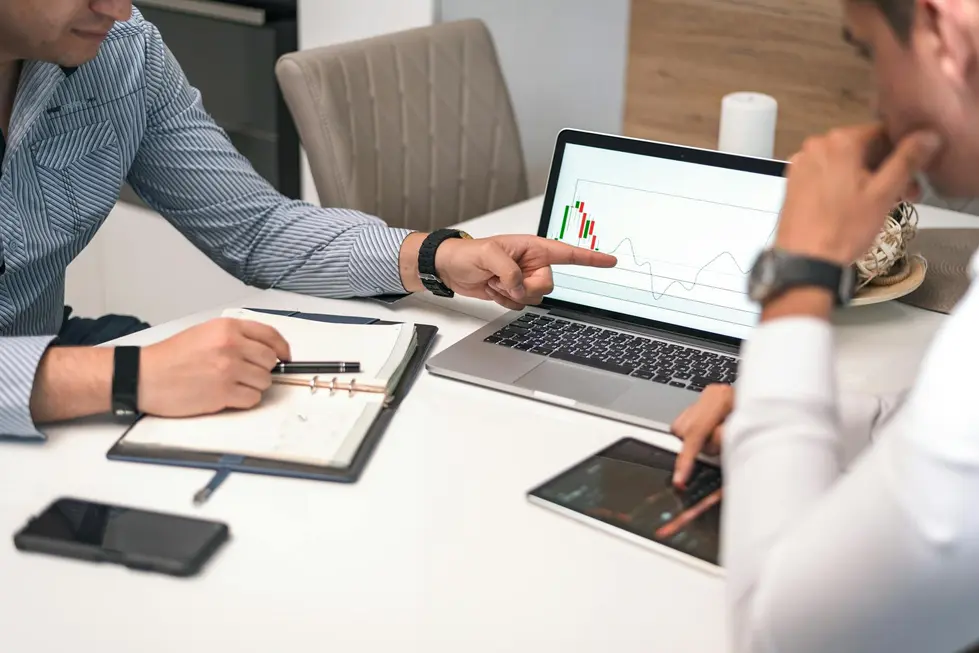 Família brasileira consulta gráficos de mercado em tablets e celulares durante o café