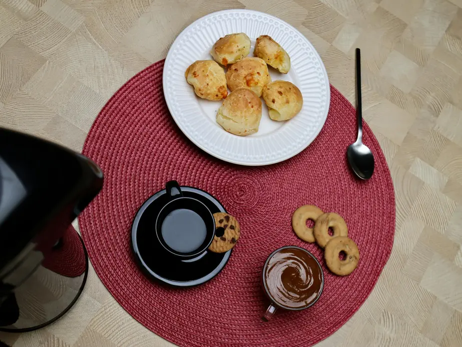 Mesa de cozinha com recibo, comida de pet, chaves e celular com gráfico de preços