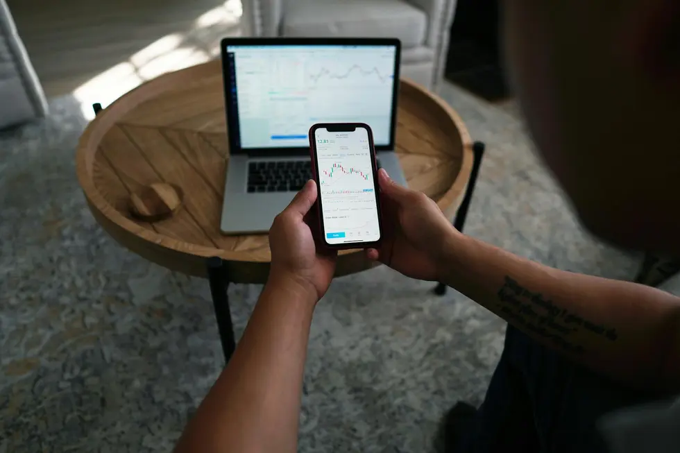 Família com notebook e mercado, analisando dados de preços ao vivo
