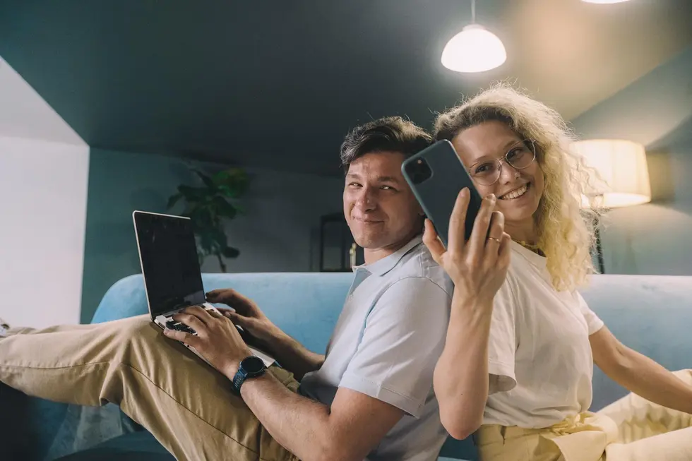 Família reunida avaliando crédito digital em casa