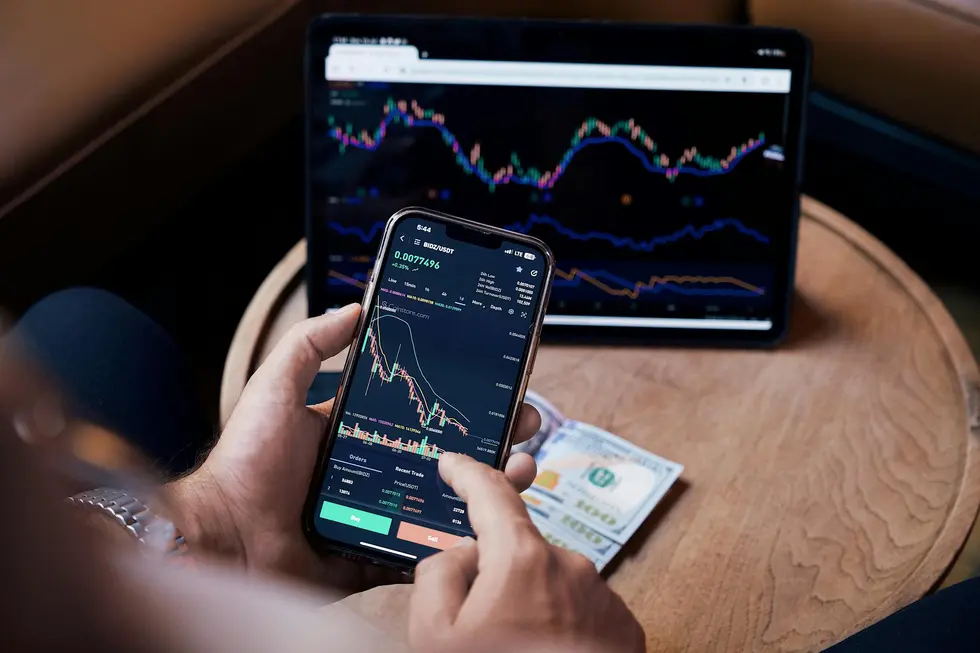 Família consulta market data em dispositivos para planejar orçamento