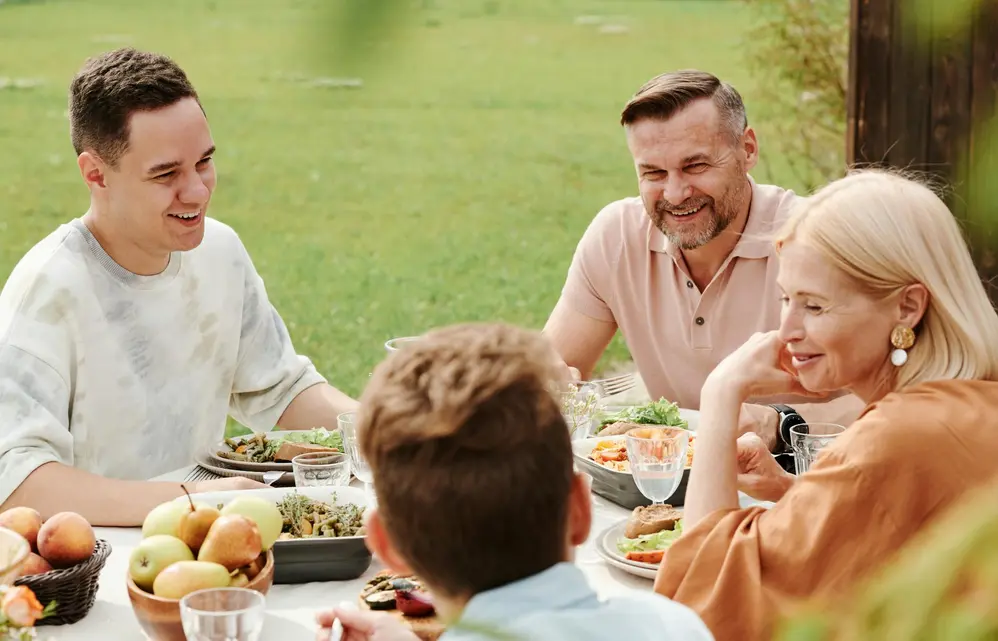 Mesa com família revisando aplicações em Bitcoin com bom humor e tranquilidade
