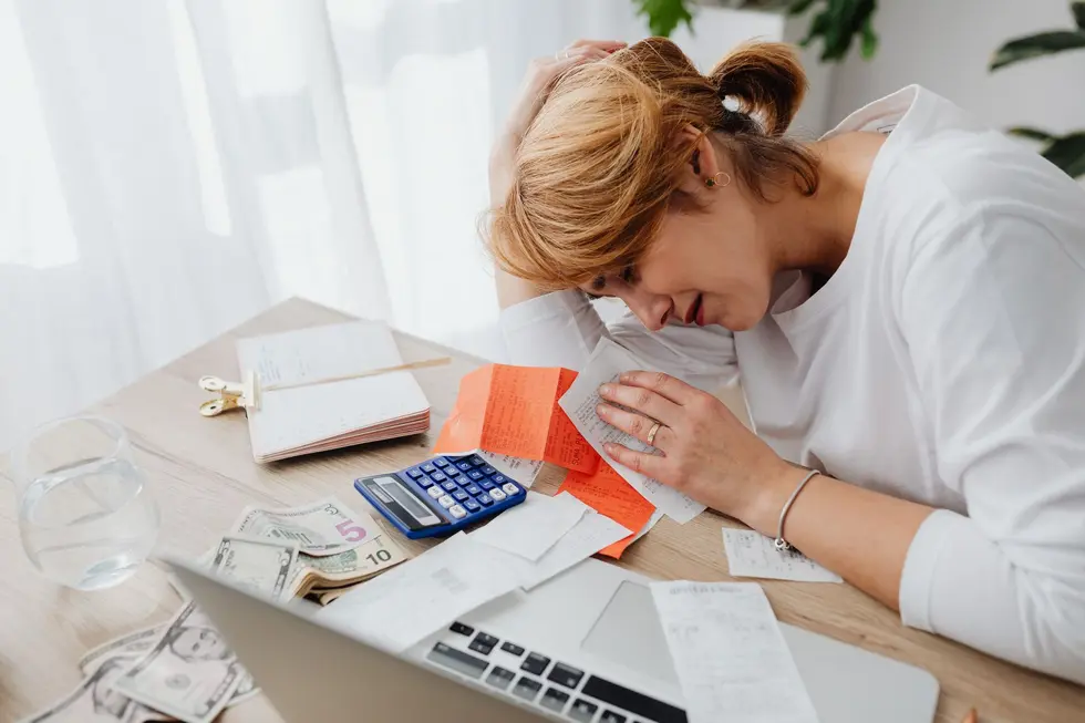 Família sentada à mesa analisando planilhas e notas fiscais domésticas em 2026