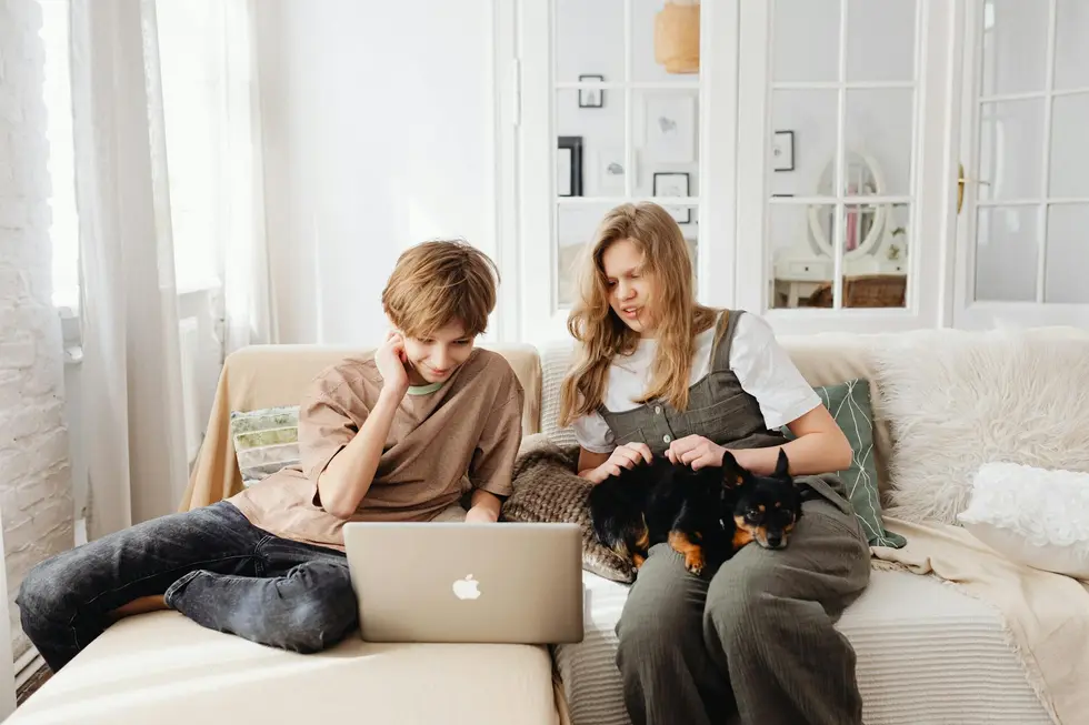 Família de classe média lendo notícias financeiras em casa