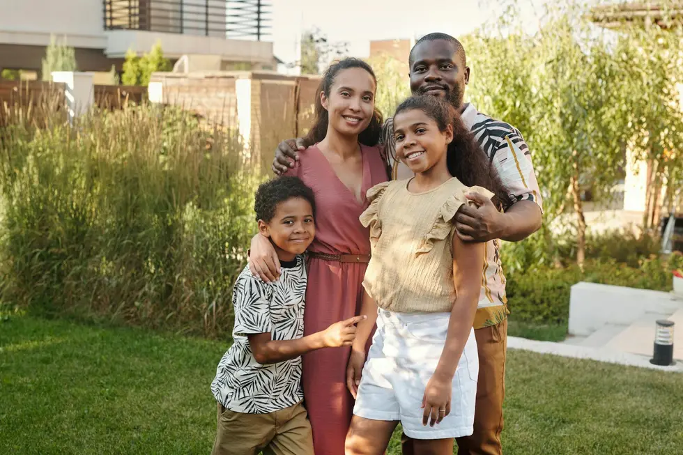 Família feliz segura cartões do seguro saúde em casa