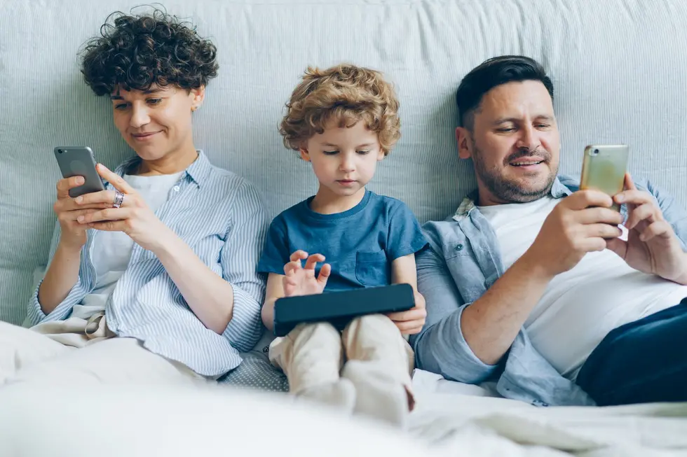 Família brasileira acompanhando notícias financeiras e economizando