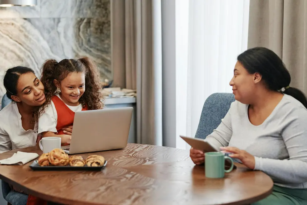 Família ao redor da mesa analisando gráficos de preços