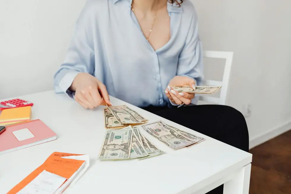 Família feliz organizando contas e economias à mesa