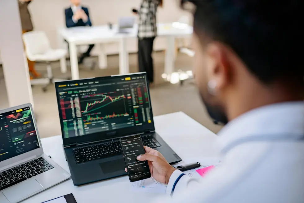 Família acompanha gráficos financeiros sentada à mesa com compras do mercado
