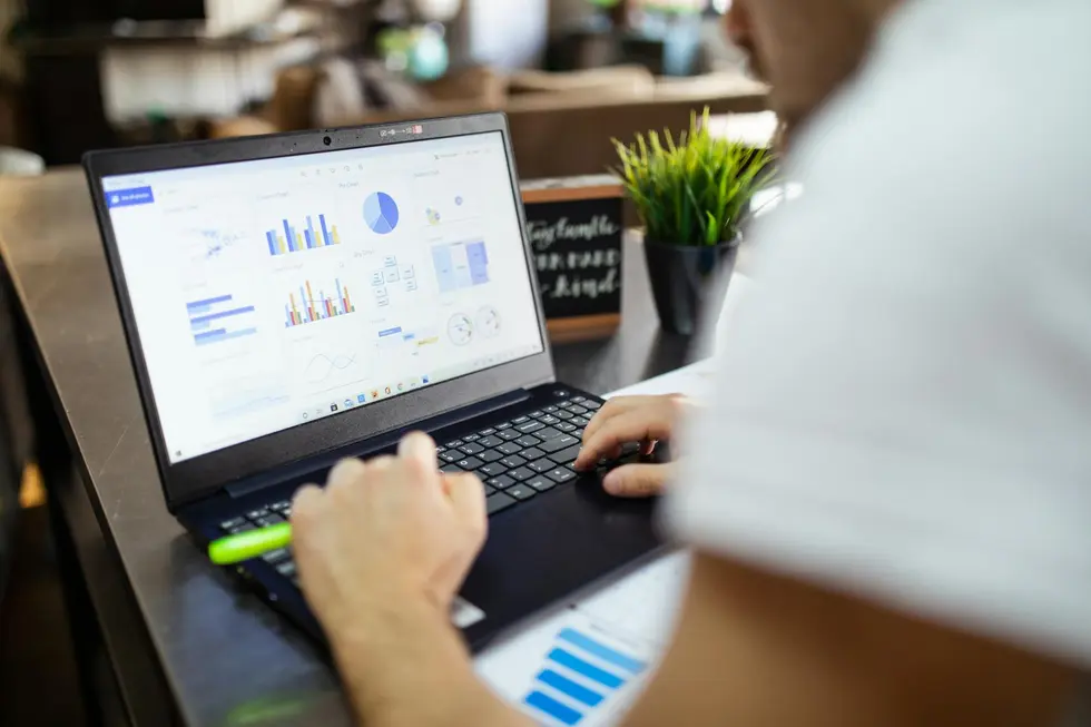 Família feliz após economizar com uso de market data em compras online