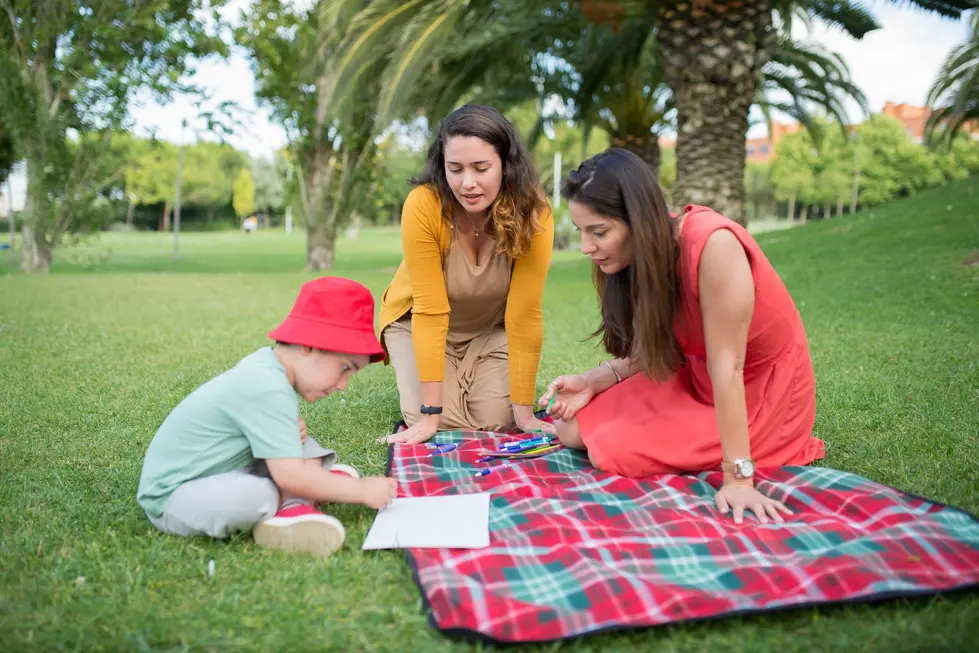 Família em piquenique simples no parque durante feriado