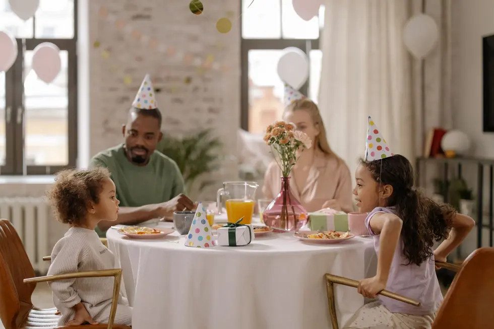 Família feliz celebrando organização financeira em casa