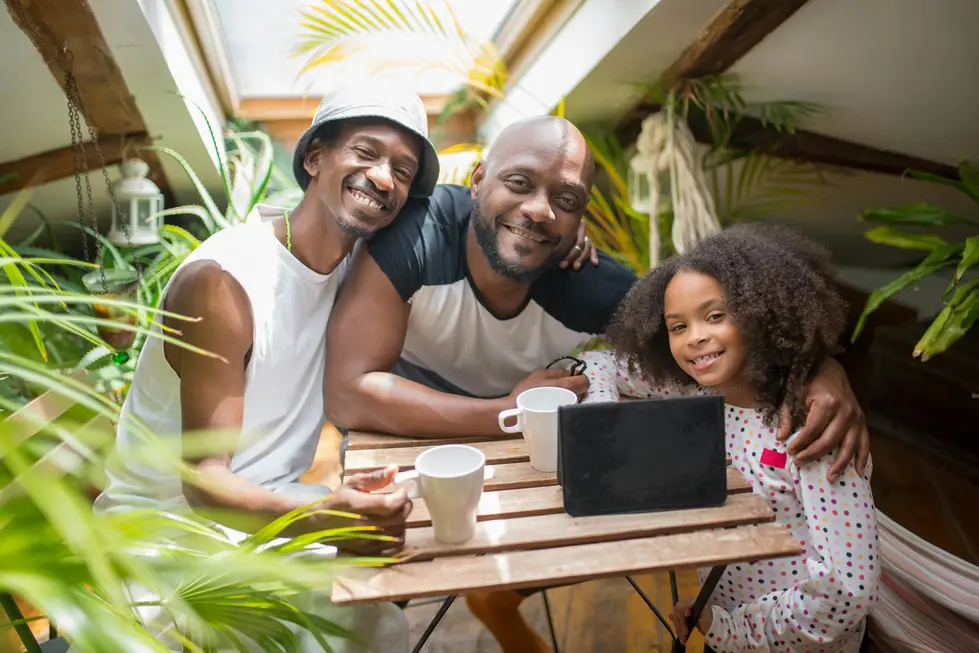 Família reunida consultando market data em tablet na cozinha