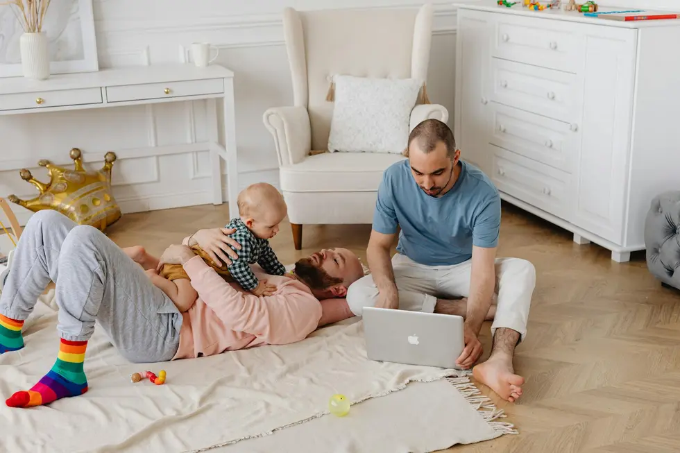 Família feliz monitorando dados de finanças em tempo real na sala de casa
