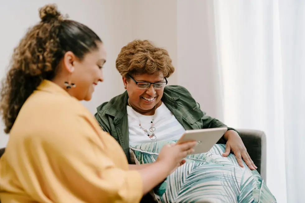 Família sorrindo ao conferir rendimentos em aplicativo financeiro