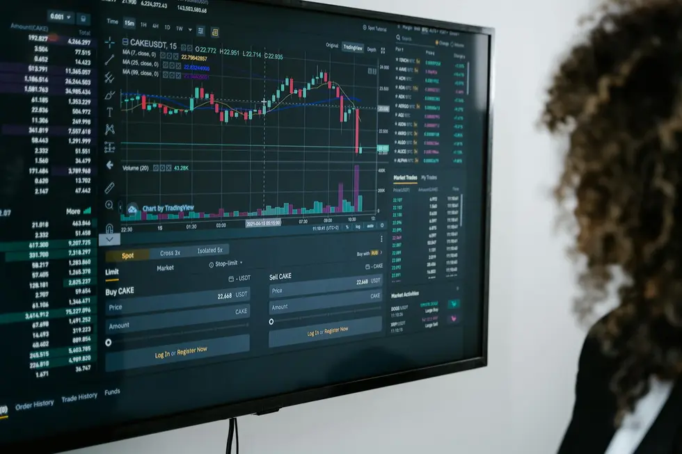 Gráfico do Ibovespa com altos e baixos, investidor observando ao fundo