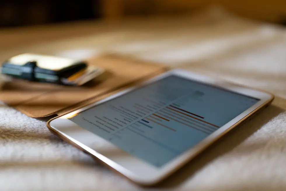 Família revisando gráficos financeiros digitais em casa