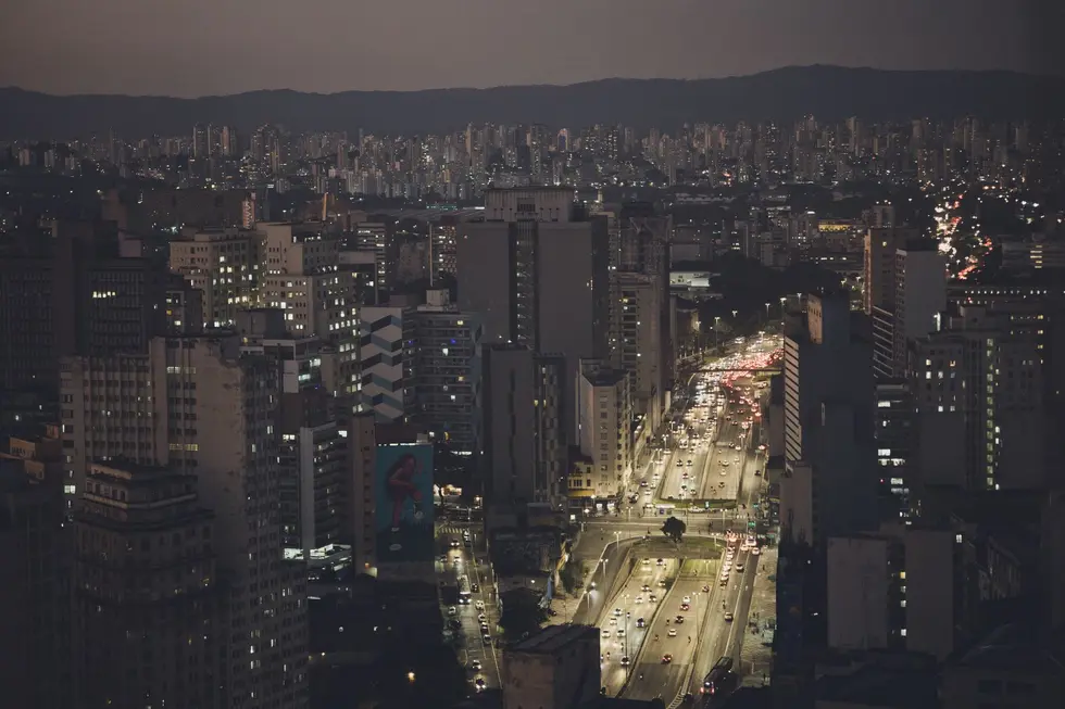 Cenário misto do Oriente Médio em paz e economia brasileira em movimento