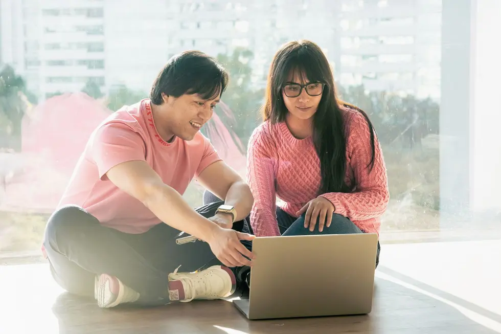 Grupo de jovens adultos controlando carteira de cripto em laptops