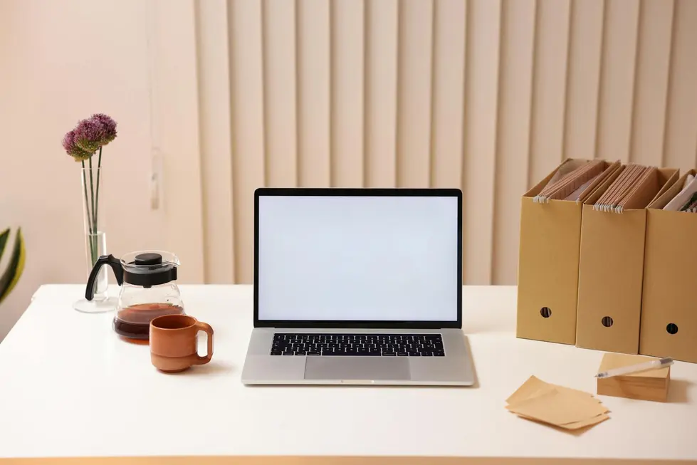 Mesa com documentos, laptop e logotipo da Receita Federal