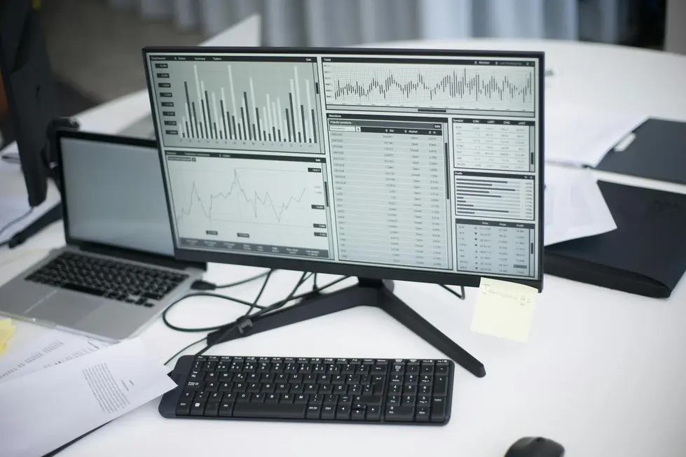 Home office com dashboards de market data no computador