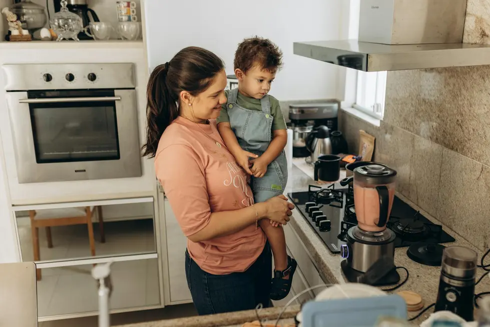 Família utiliza dispositivos digitais para analisar preços e planejar orçamento doméstico
