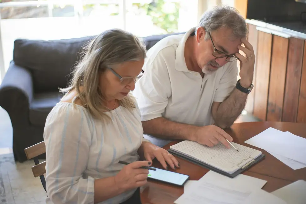 Família reunida fazendo orçamento com dados atualizados em casa