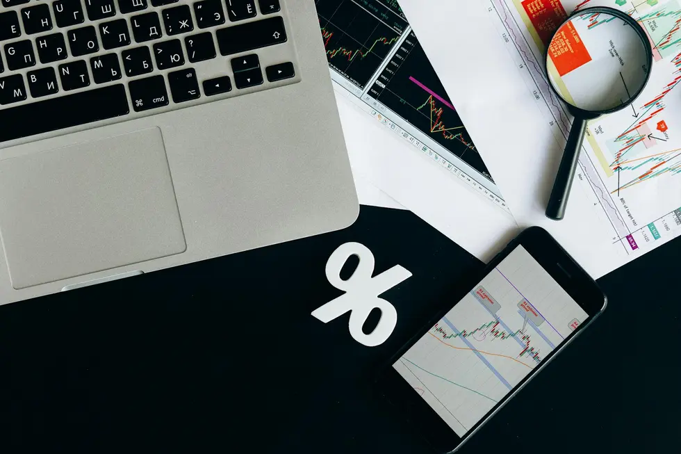 Família calculando contas com market data na mesa